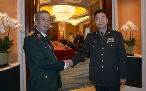 Thứ trưởng Quốc phòng Việt Nam Nguyễn Chí Vịnh (trái) cho biết: "Họ (Trung Quốc) đã nhiều lần yêu cầu chúng tôi không đưa vụ việc ra tòa án quốc tế". Thứ trưởng Quốc phòng Việt Nam Nguyễn Chí Vịnh (trái) cho biết: "Họ (Trung Quốc) đã nhiều lần yêu cầu chúng tôi không đưa vụ việc ra tòa án quốc tế".