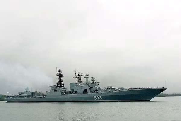 Ngày 17/6, đoàn chiến hạm Nga gồm tàu chống ngầm cỡ lớn Nguyên soái Shaposhnikov, tàu chở dầu Irkut và tàu cứu hộ Alatau đã ghé thăm không chính thức cảng Cam Ranh.