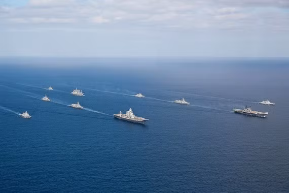 Hai biên đội tàu sân bay Ấn Độ phô diễn trên đại dương