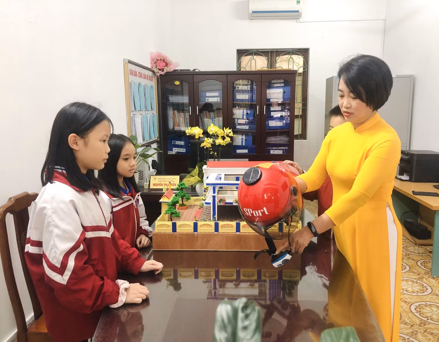 Cô giáo Quyến luôn gần gũi với học sinh (Ảnh: NVCC)