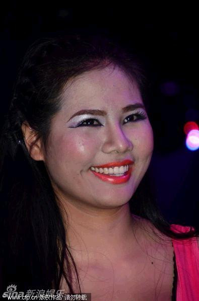 Gần đây, Can Lộ Lộ tiếp tục dẫn cô em Can Mao Mao đến biểu diễn tại một hộp đêm khi ra mắt “hiền muội” và “thân mẫu” trên sân khấu trước mặt những người có mặt tại quán bar. Cả 3 mẹ con nhà họ Can cùng hợp ca trong tiếng reo hò cổ vũ lẫn bình phẩm của khách khứa.