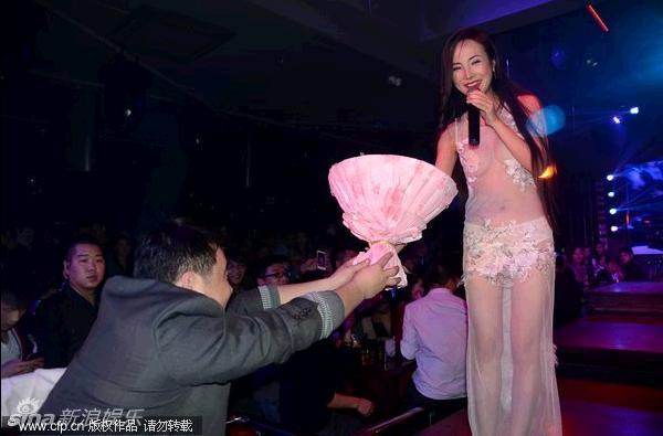 Can Lộ Lộ trình diễn tại một quán bar và nhận được rất nhiều sự tán thưởng của khán giả có mặt tại đây.