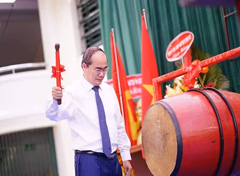 Bí thư Nguyễn Thiện Nhân đánh trống khai trường tại Trường Lê Quý Đôn, Quận 3 (ảnh: CTV) Bí thư Nguyễn Thiện Nhân đánh trống khai trường tại Trường Lê Quý Đôn, Quận 3 (ảnh: CTV)