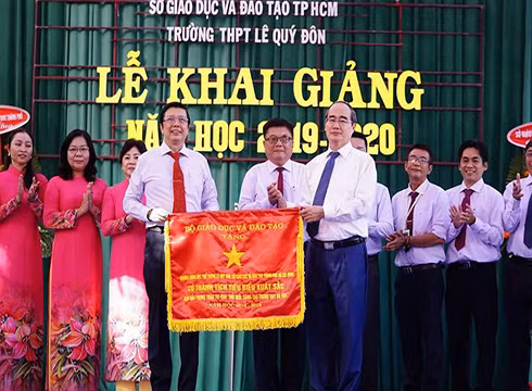 Bí thư Nguyễn Thiện Nhân trao tặng cờ thi đua cho lãnh đạo Trường Lê Quý Đôn (ảnh: P.L) Bí thư Nguyễn Thiện Nhân trao tặng cờ thi đua cho lãnh đạo Trường Lê Quý Đôn (ảnh: P.L)