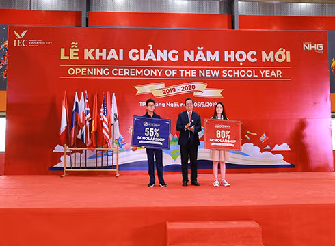 Trao học bổng cho các học sinh có thành tích học tập tốt tại IEC Quảng Ngãi (ảnh: NHG)