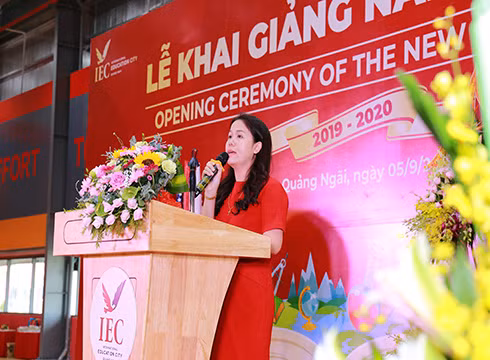 Bà Hoàng Nguyễn Thu Thảo - Tổng Giám đốc Tập đoàn Nguyễn Hoàng phát biểu ở IEC Quảng Ngãi (ảnh: NHG)