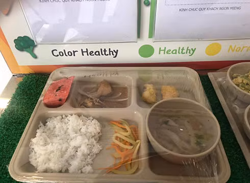Thương bữa ăn học trò phải gánh thêm ...ông to, ông nhỏ ảnh 2