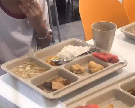 Bữa ăn tại cơ sở Sala của trường VAS mà phụ huynh phản ánh (ảnh: NVCC) Bữa ăn tại cơ sở Sala của trường VAS mà phụ huynh phản ánh (ảnh: NVCC)