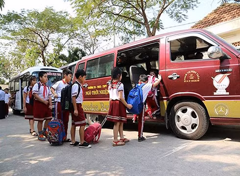 Học sinh ở Sài Gòn đến trường bằng xe đưa đón của nhà trường (ảnh: SGGP)