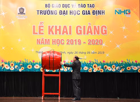 Tiến sĩ Hà Hữu Phúc, Hiệu trưởng đánh trống khai giảng năm học mới của trường (ảnh: GDU)