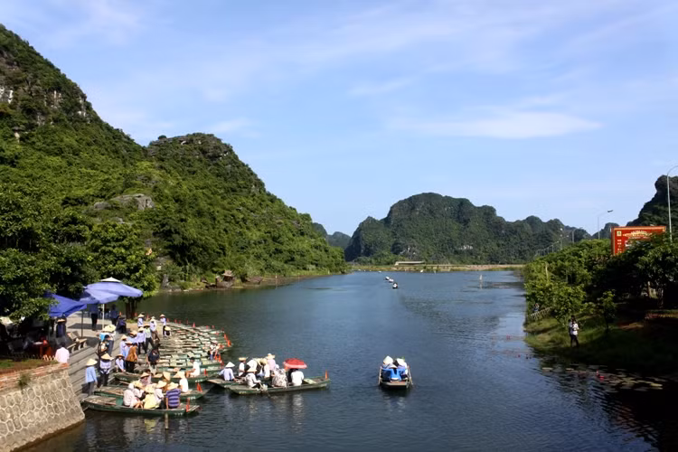 Khu du lịch sinh thái Tràng An (Ninh Bình) còn được gọi là thành Nam, gồm hệ thống dãy núi đá vôi có tuổi địa chất khoảng 250 triệu năm, qua thời gian dài phong hóa bởi sự biến đổi của trái đất, khí hậu, biển tiến, biển thoái đã mang trong mình hàng trăm thung lũng, hang động, hồ đầm. Trong danh thắng này còn có nhiều hệ sinh thái rừng ngập nước, rừng trên núi đá vôi và các di tích gắn với lịch sử của kinh đô Hoa Lư xưa. Khu du lịch sinh thái Tràng An (Ninh Bình) còn được gọi là thành Nam, gồm hệ thống dãy núi đá vôi có tuổi địa chất khoảng 250 triệu năm, qua thời gian dài phong hóa bởi sự biến đổi của trái đất, khí hậu, biển tiến, biển thoái đã mang trong mình hàng trăm thung lũng, hang động, hồ đầm. Trong danh thắng này còn có nhiều hệ sinh thái rừng ngập nước, rừng trên núi đá vôi và các di tích gắn với lịch sử của kinh đô Hoa Lư xưa.