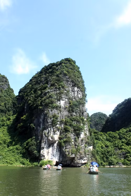 Khu vực Tràng An có 2 dạng hệ sinh thái chính là hệ sinh thái trên núi đá vôi và hệ sinh thái thuỷ vực. Sự đa dạng sinh vật của các quần xã là một yếu tố chủ yếu cấu thành 2 hệ sinh thái này. Môi trường thiên nhiên đa dạng và hài hoà giữa sinh vật, núi rừng, hang động, thuỷ vực toát lên cảnh sắc non xanh nước biếc hoà quyện với nhau thành một vùng kỳ vĩ hiếm có trên thế giới. Khu vực Tràng An có 2 dạng hệ sinh thái chính là hệ sinh thái trên núi đá vôi và hệ sinh thái thuỷ vực. Sự đa dạng sinh vật của các quần xã là một yếu tố chủ yếu cấu thành 2 hệ sinh thái này. Môi trường thiên nhiên đa dạng và hài hoà giữa sinh vật, núi rừng, hang động, thuỷ vực toát lên cảnh sắc non xanh nước biếc hoà quyện với nhau thành một vùng kỳ vĩ hiếm có trên thế giới.