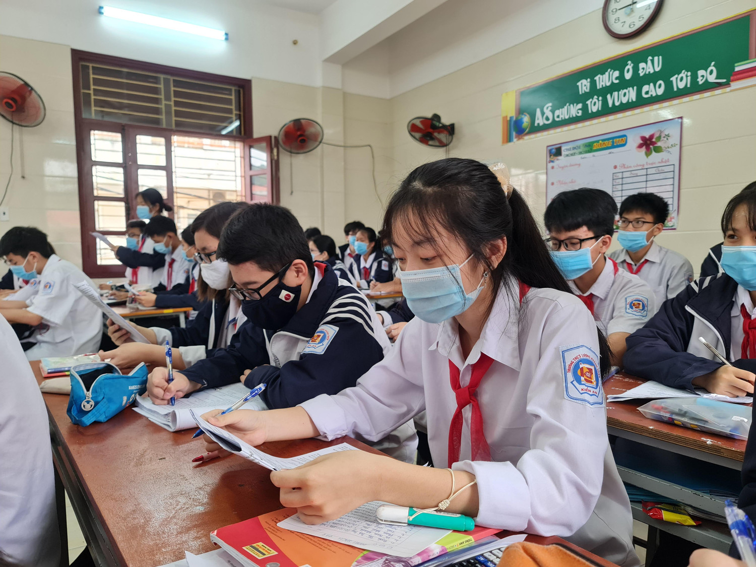 Sở Giáo dục và Đào tạo Hải Phòng cho biết, việc lấy phiếu nhận xét, đánh giá học sinh sẽ được triển khai và có rút kinh nghiệm cho năm học tới (Ảnh: Lã Tiến)