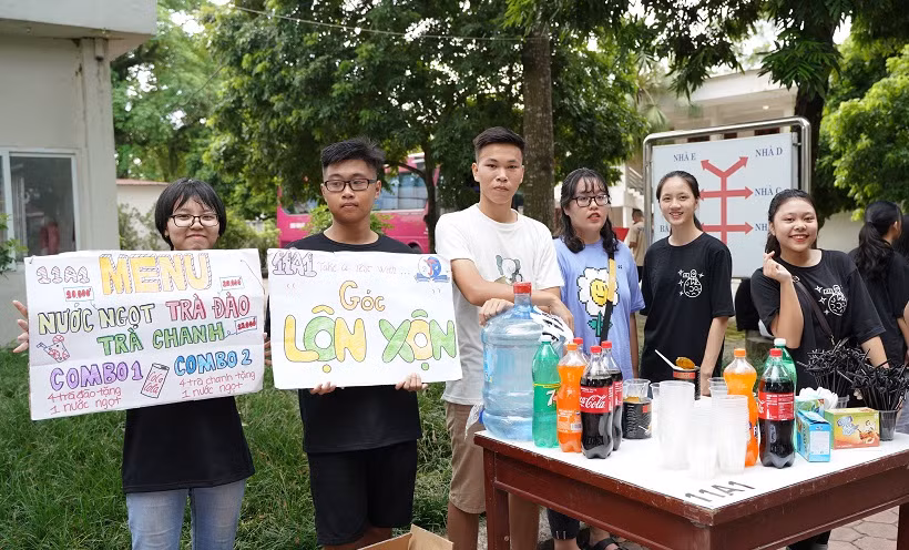 Học trò Trường Trung học phổ thông Đinh Tiên Hoàng tham gia hoạt độngt rải nghiệm (Ảnh nhà trường cung cấp) Học trò Trường Trung học phổ thông Đinh Tiên Hoàng tham gia hoạt độngt rải nghiệm (Ảnh nhà trường cung cấp)