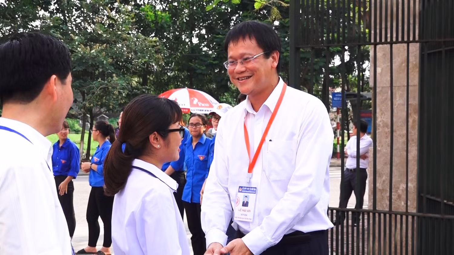 Thứ trưởng Lê Hải An hỏi chuyện các thí sinh ở Hưng Yên trong kỳ thi trung học phổ thông quốc gia năm 2019. Ảnh: Anh Phú