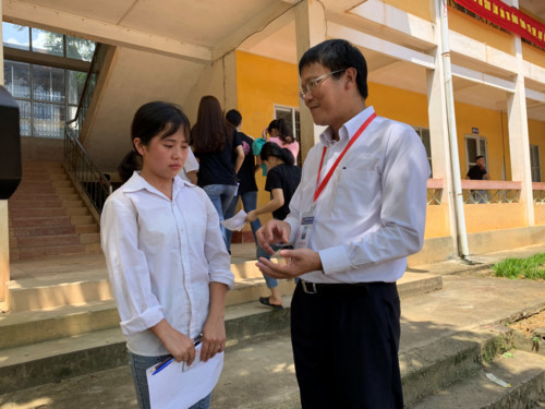 Thứ trưởng Lê Hải An hỏi thăm và động viên thí sinh Sùng Thị Sao trong kỳ thi trung học phổ thông quốc gia 2019 (Ảnh: Báo Giáo dục thời đại) Thứ trưởng Lê Hải An hỏi thăm và động viên thí sinh Sùng Thị Sao trong kỳ thi trung học phổ thông quốc gia 2019 (Ảnh: Báo Giáo dục thời đại)