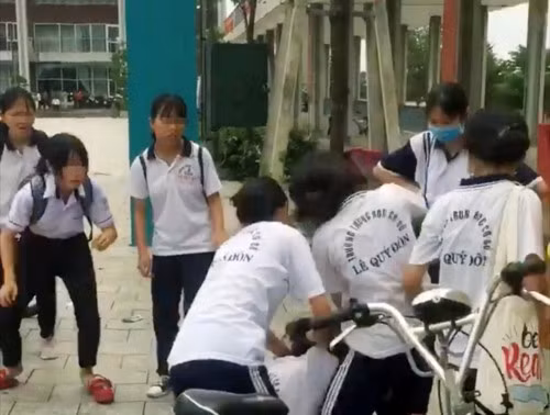 Nữ sinh Bình Dương bị bạn học đánh (chụp lại từ clip) Nữ sinh Bình Dương bị bạn học đánh (chụp lại từ clip)