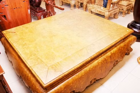 Đại gia Hà thành: Đến... quan tài cũng phải bạc tỷ ảnh 4 Sập gỗ này được định giá 2 tỷ đồng. Ảnh: VTC