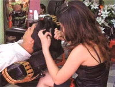 Để có được những đồng tiền “bo” nhiều khi các cô gái ở quán gội đầu thư giãn đã phải trả cái giá khá đắt