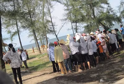Nhiều người dân hiếu kì đổ xô đến nghe ngóng về vụ án bà chủ nhà hàng bị giết.