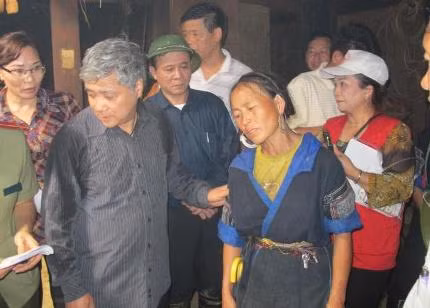 Người mẹ khóc ngất vì con mình mãi mãi ra đi...
