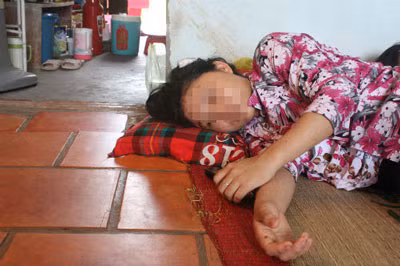 Chị Kim nước mắt ngắn dài khi kể lại những ngày tháng sống cùng người chồng cuồng dâm