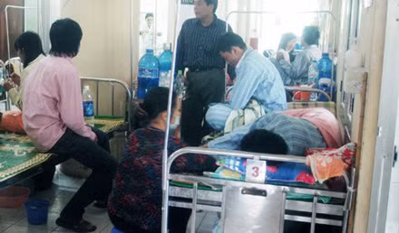 Chị Thu (người ngồi giữa) đang chăm bệnh nhân điều trị dài ngày tại BV Nhiệt đới TW Chị Thu (người ngồi giữa) đang chăm bệnh nhân điều trị dài ngày tại BV Nhiệt đới TW