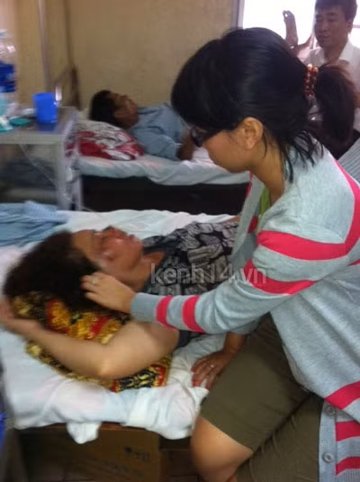 Linh ngồi bên mẹ khi bà đang hôn mê Linh ngồi bên mẹ khi bà đang hôn mê