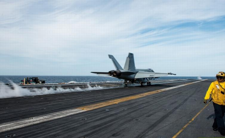 Ngày 3/3/2016, máy bay chiến đấu tập luyện cất hạ cánh trên tàu sân bay John C. Stennis ở Biển Đông