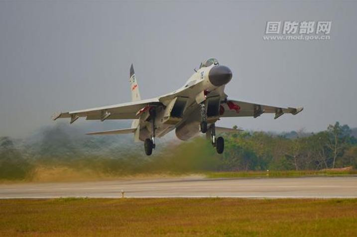 Ngày 10/3/2016, một trung đoàn của lực lượng đường không Hạm đội Nam Hải, Hải quân Trung Quốc tiến hành huấn luyện tấn công đối hải, đối đất cường độ lớn