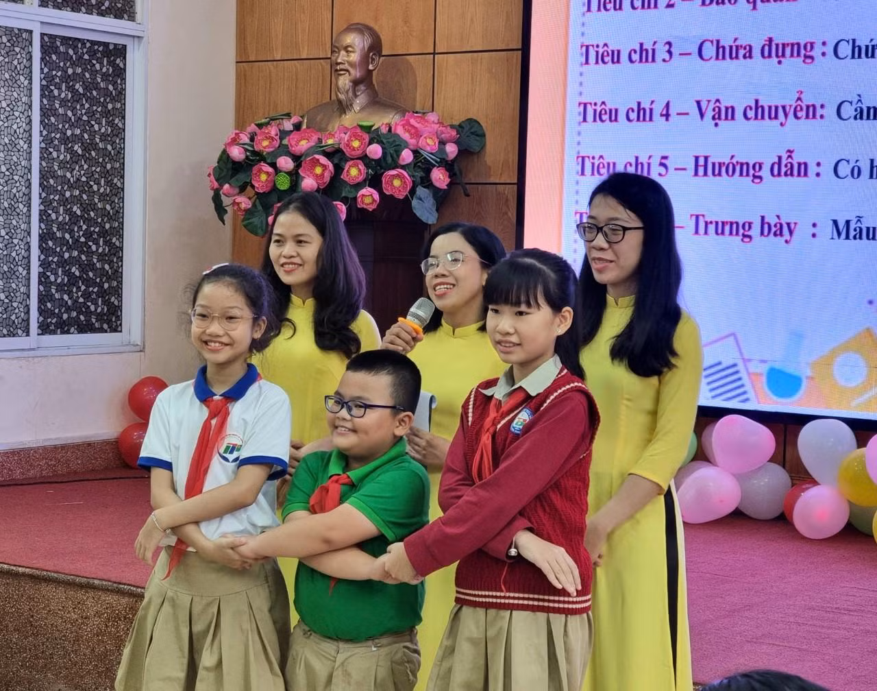 Các "doanh nghiệp nhí" bắt tay chúc mừng phần thuyết trình sản phẩm thành công (Ảnh: Phương Linh)