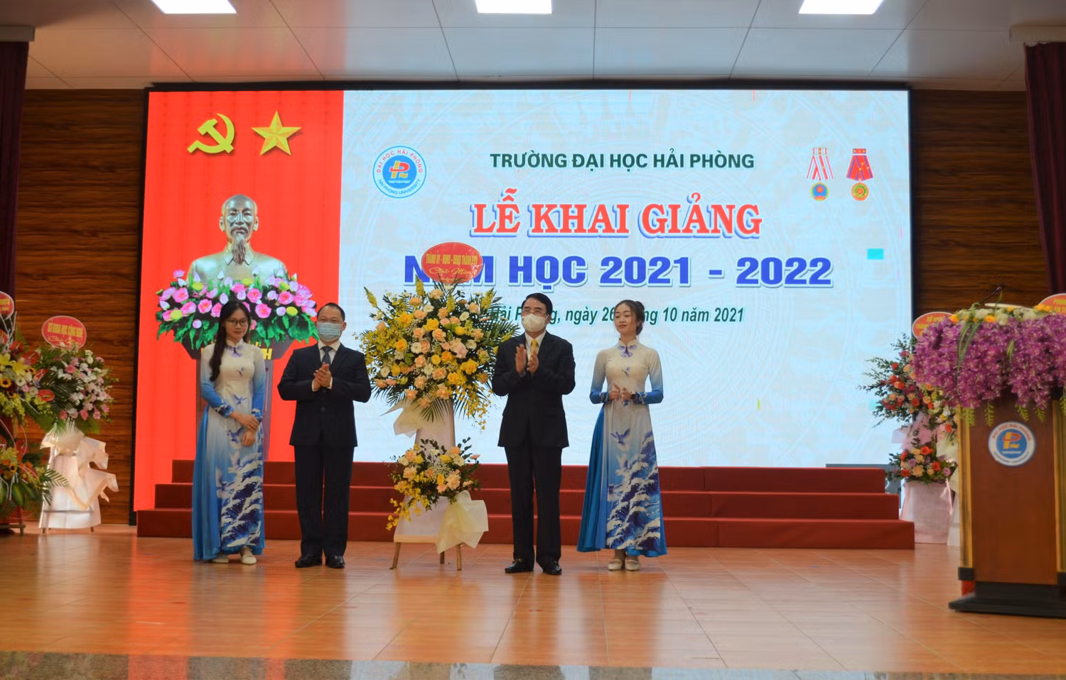 Ông Lê Khắc Nam – Phó Chủ tịch Uỷ ban nhân dân Thành phố ghi nhận những cố gắng, nỗ lực hoàn thành nhiệm vụ năm học của thầy và trò Trường Đại học Hải Phòng (Ảnh: CTV)