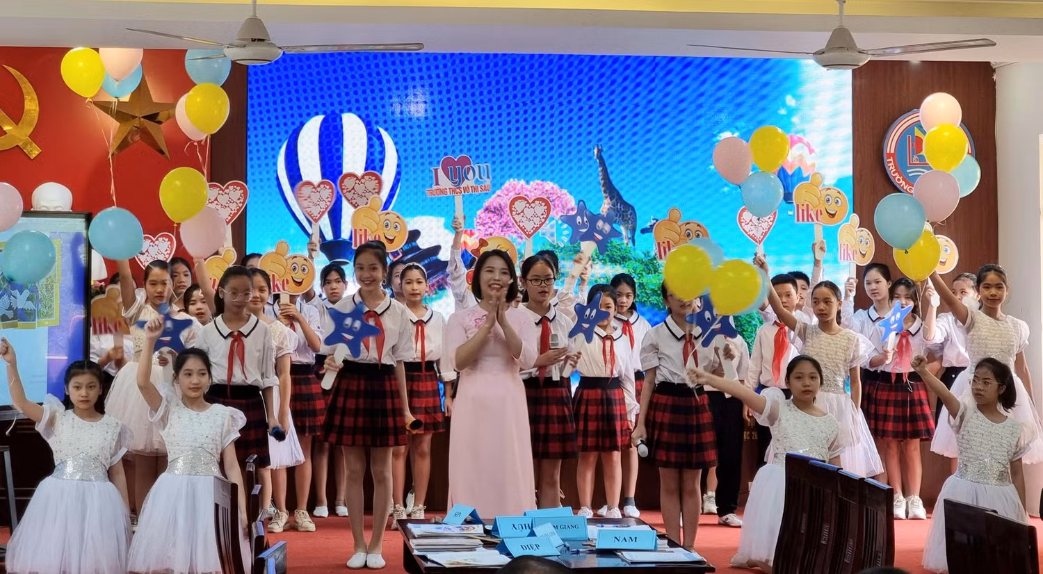 Cô và trò trường Trung học cơ sở Võ Thị Sáu biểu diễn bài hát "Những ước mơ" (Ảnh: Phương Linh) Cô và trò trường Trung học cơ sở Võ Thị Sáu biểu diễn bài hát "Những ước mơ" (Ảnh: Phương Linh)