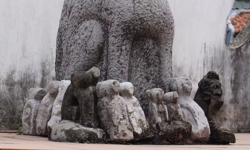 Xung quanh dưới chân tượng chó đá (được người dân gọi là tượng Đức Hoàng Thạch) là tượng đá chó con (15 con) với nhiều dáng vẻ khác nhau. Ảnh: Nhân Minh. Xung quanh dưới chân tượng chó đá (được người dân gọi là tượng Đức Hoàng Thạch) là tượng đá chó con (15 con) với nhiều dáng vẻ khác nhau. Ảnh: Nhân Minh.