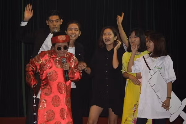 Hương Giang cùng các bạn tham gia sôi nổi vào các hoạt động của Trường, lớp. Ảnh nhân vật cung cấp