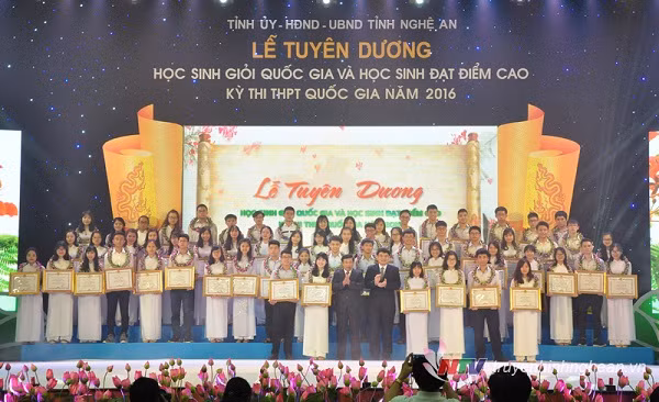 Hình ảnh buổi lễ tuyên dương các em học sinh giỏi năm 2016 của Tỉnh Nghệ An (Ảnh: truyenhinhnghean.vn) Hình ảnh buổi lễ tuyên dương các em học sinh giỏi năm 2016 của Tỉnh Nghệ An (Ảnh: truyenhinhnghean.vn)