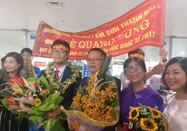 Mẹ và các thầy cô giáo vui mừng, phấn khởi chào đón em Lê Quang Dũng, học sinh lớp 12, Trường Trung học phổ thông chuyên Lam Sơn, tỉnh Thanh Hóa.
