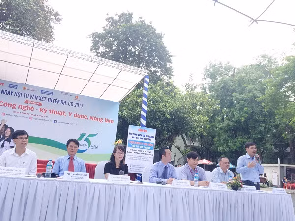 Hình ảnh các thầy cô giải đáp thắc mắc cho các vị phụ huynh và các bạn học sinh tại Ngày hội hôm nay (Ảnh: Ngọc Bích)