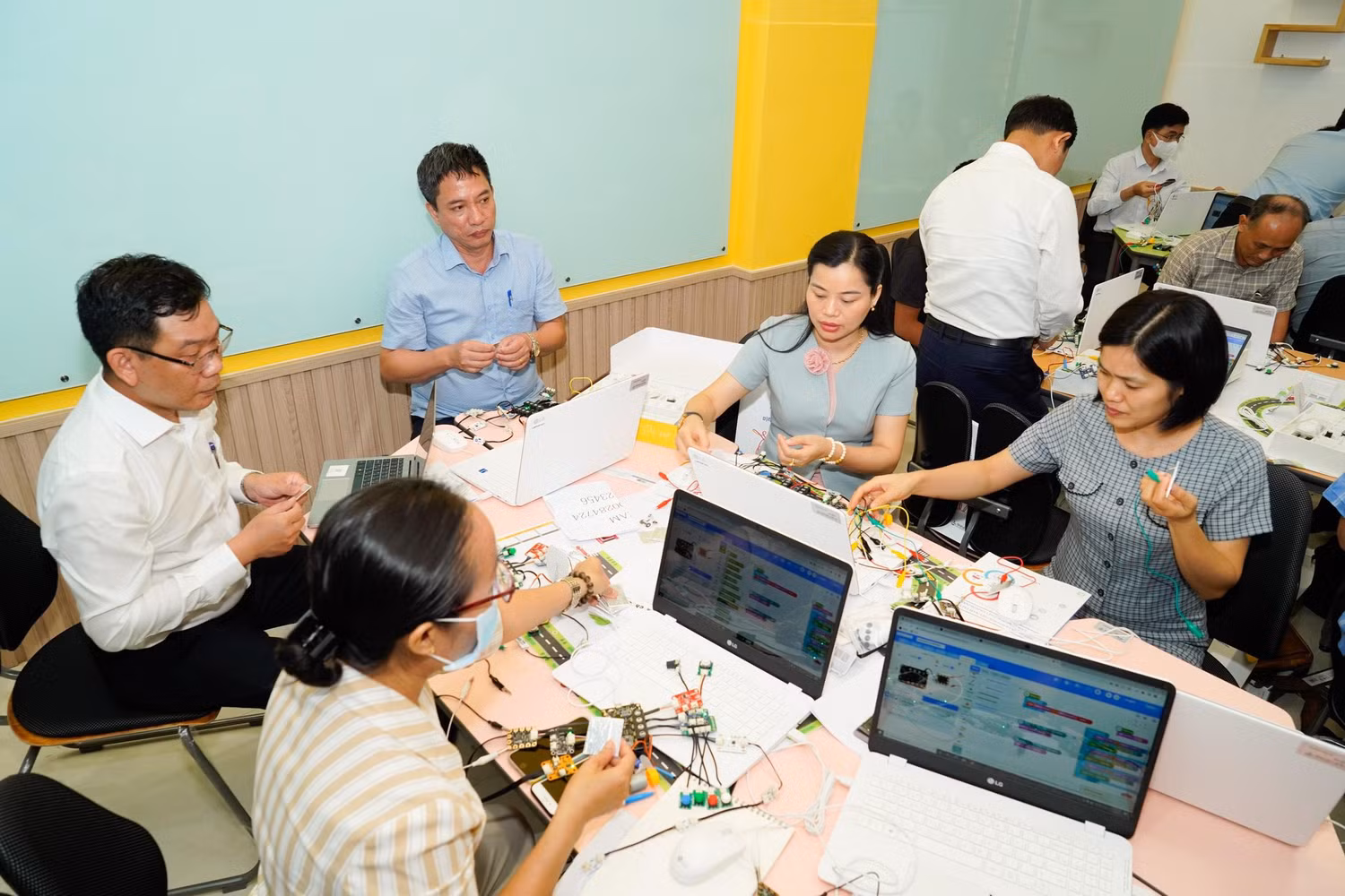 Cán bộ, giáo viên tập huấn vận hành thiết bị tại Trung tâm giáo dục thông minh tương lai Gyeongsangnam (Ảnh: Lã Tiến)