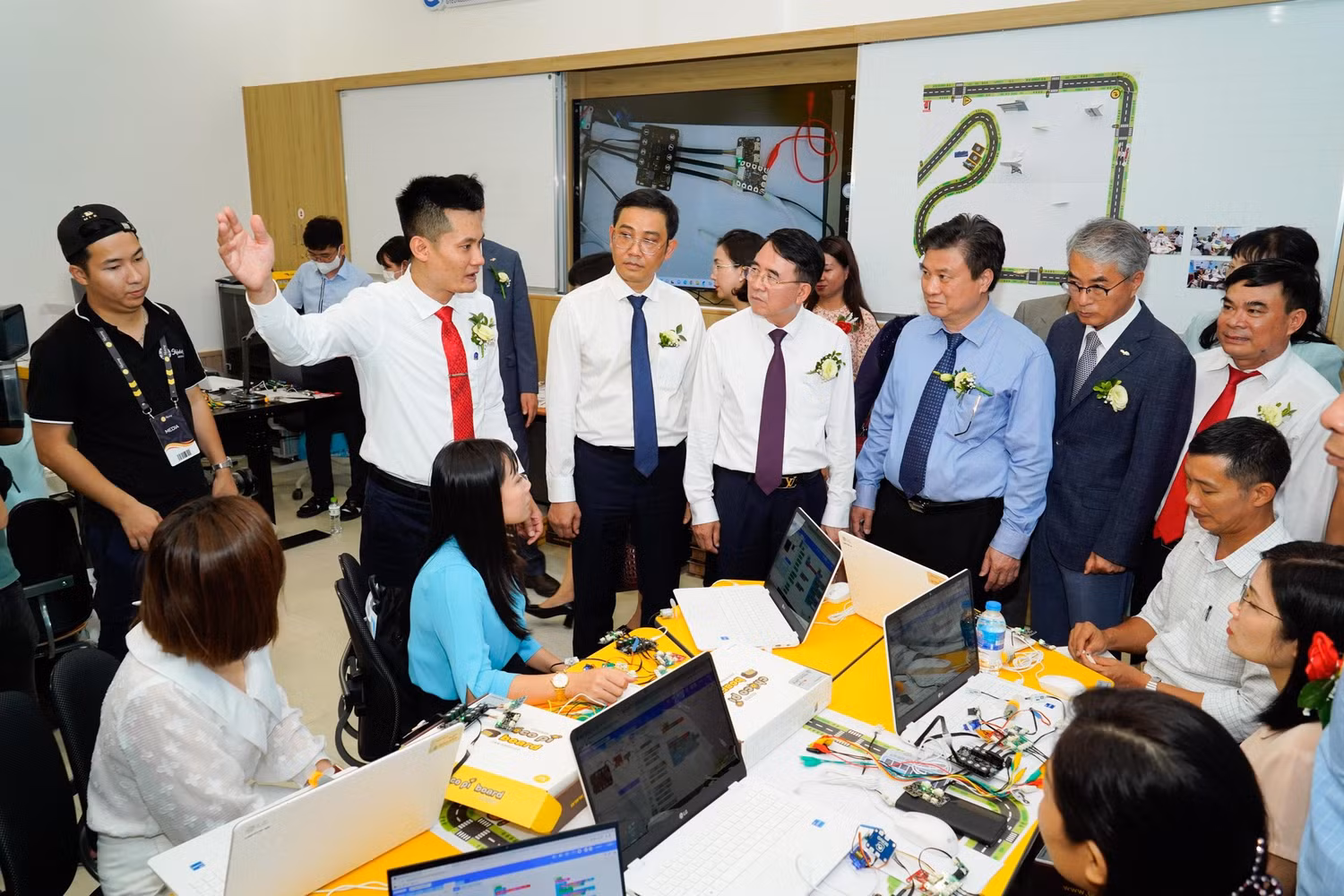 Lãnh đạo Trung tâm Giáo dục thường xuyên Hải Phòng báo cáo các đại biểu về chương trình tập huấn, khai thác thiết bị giáo dục hiện đại tại Trung tâm giáo dục thông minh tương lai Gyeongsangnam (Ảnh: Lã Tiến)