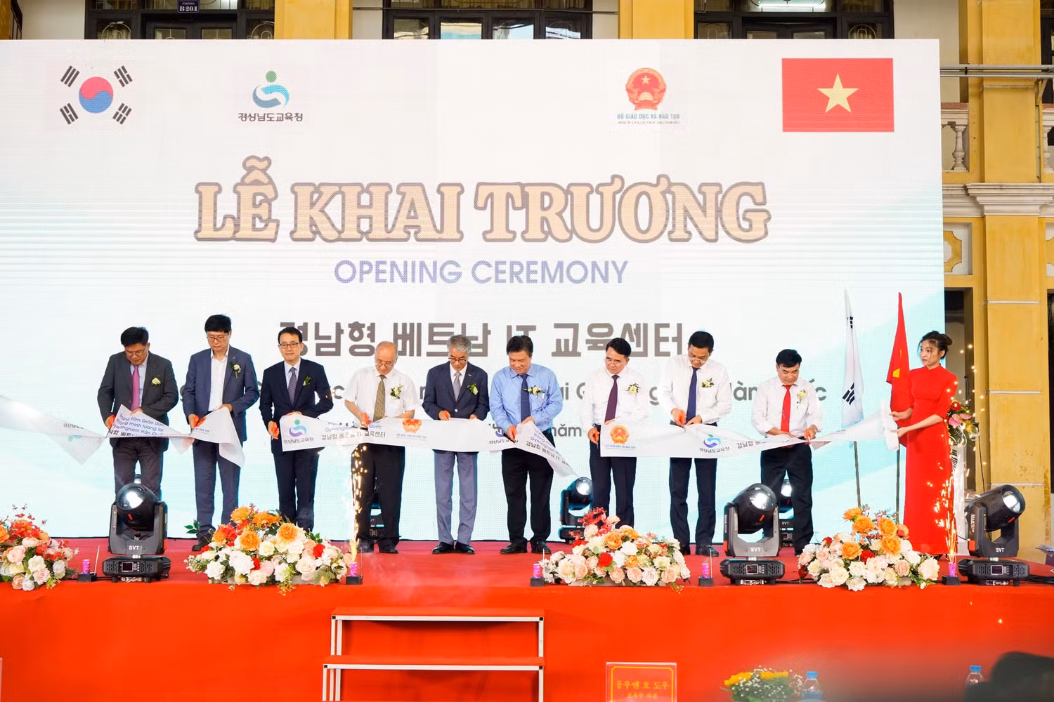 Các đại biểu cắt băng khai trương Trung tâm giáo dục thông minh tương lai Gyeongsangnam tại Hải Phòng (Ảnh: Lã Tiến)