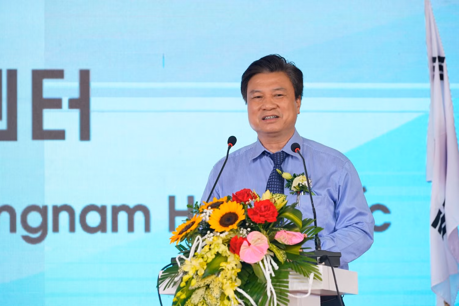 Thứ trưởng Bộ Giáo dục và Đào tạo Nguyễn Hữu Độ phát biểu tại lễ khai trương (Ảnh: Lã Tiến)