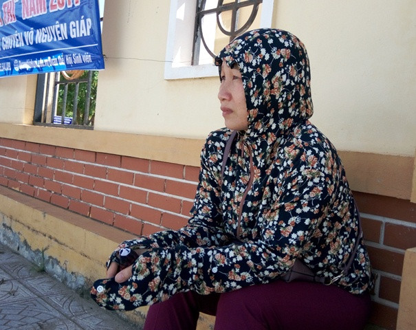 Chị Lê Thị Thắm cùng con gái từ huyện miền núi Tuyên Hóa xuống thành phố Đồng Hới dự thi (Ảnh: Thủy Phan)