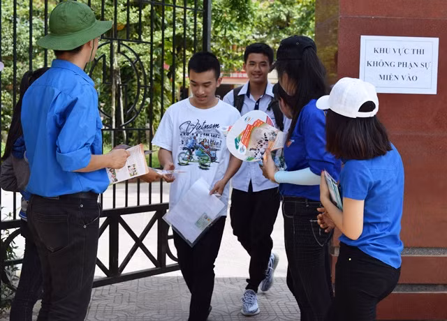 Nhiều thí sinh đánh giá, đề Ngữ Văn vừa tầm, nằm trong chương trình lớp 12. (Ảnh: Thủy Phan)