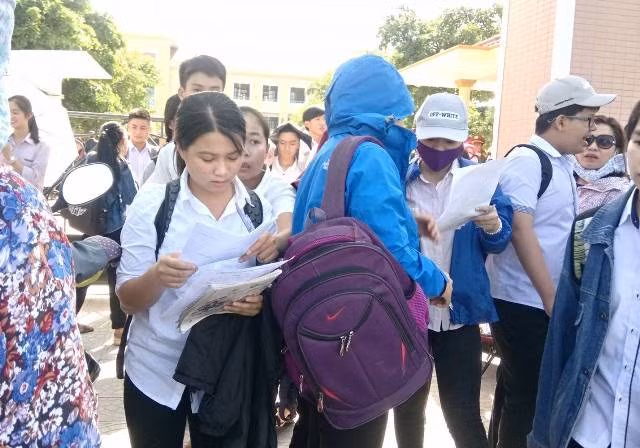 Hơn 500 học sinh tại Quảng Bình đã tham gia thi vào Trường trung học phổ thông Chuyên Võ Nguyên Giáp. (Ảnh: Thủy Phan)