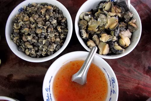 Được nhiều người nhắc tới và nhớ nhung còn là bún ốc nguội ngay đầu Ô Quan Chưởng. Không rau sống ăn kèm, và không gì khác nhưng ốc ở đây thì giòn thơm, sạch tuyệt đối và nước chấm có vị ngon đặc biệt khó tả, vừa có vị thanh nhẹ của dấm bỗng, hơi chua, ngọt. Được nhiều người nhắc tới và nhớ nhung còn là bún ốc nguội ngay đầu Ô Quan Chưởng. Không rau sống ăn kèm, và không gì khác nhưng ốc ở đây thì giòn thơm, sạch tuyệt đối và nước chấm có vị ngon đặc biệt khó tả, vừa có vị thanh nhẹ của dấm bỗng, hơi chua, ngọt.