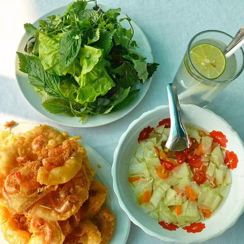 2.Bánh tôm Hồ Tây Gọi là bánh tôm Hồ Tây, nhưng nơi làm và bán thứ bánh độc đáo này lại nằm trên bờ hồ Trúc Bạch, cách biệt hẳn với Hồ Tây bằng đường Thanh Niên rộng thoáng. 2.Bánh tôm Hồ Tây Gọi là bánh tôm Hồ Tây, nhưng nơi làm và bán thứ bánh độc đáo này lại nằm trên bờ hồ Trúc Bạch, cách biệt hẳn với Hồ Tây bằng đường Thanh Niên rộng thoáng.
