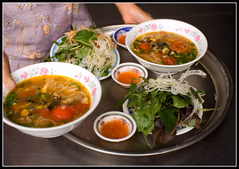Bún ốc ngon trước hết phải có vị cay chua của ớt, của bỗng rượu. Bún ốc có 2 - 3 cách ăn: có thể chan, có thể chấm, có thể ăn nóng hoặc ăn nguội. Bún ốc không thay đổi nhiều lắm như các món ăn Hà Nội khác: vẫn là ớt chưng, là tía tô. Không có thứ gì cần tía tô và ớt chưng nhiều như bún ốc. Bát bún ốc của Hà Nội rất đẹp vì nó có màu đỏ của ớt, màu tím của tía tô và sợi bún trắng... Bún ốc ngon trước hết phải có vị cay chua của ớt, của bỗng rượu. Bún ốc có 2 - 3 cách ăn: có thể chan, có thể chấm, có thể ăn nóng hoặc ăn nguội. Bún ốc không thay đổi nhiều lắm như các món ăn Hà Nội khác: vẫn là ớt chưng, là tía tô. Không có thứ gì cần tía tô và ớt chưng nhiều như bún ốc. Bát bún ốc của Hà Nội rất đẹp vì nó có màu đỏ của ớt, màu tím của tía tô và sợi bún trắng...