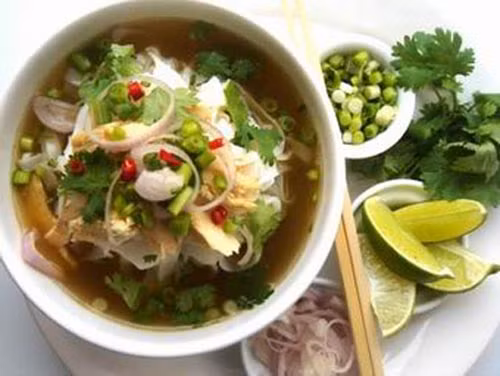 8..Phở Hà Nội Phở Hà Nội nổi tiếng từ Bắc chí Nam, nhưng chắc chắn phải do người Hà Nội nấu, thì mới cảm nhận hết cái thanh khiết, ngọt ngây và mùi vị tuyệt vời của món phở này. Món ăn Hà Nội có nhiều, nhưng nhắc đến món ăn Hà Nội là người ta nhắc đầu tiên đến phở. 8..Phở Hà Nội Phở Hà Nội nổi tiếng từ Bắc chí Nam, nhưng chắc chắn phải do người Hà Nội nấu, thì mới cảm nhận hết cái thanh khiết, ngọt ngây và mùi vị tuyệt vời của món phở này. Món ăn Hà Nội có nhiều, nhưng nhắc đến món ăn Hà Nội là người ta nhắc đầu tiên đến phở.