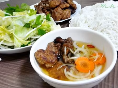 Còn chả miếng thường dùng thịt ba chỉ (ba rọi) thái mỏng ướp gia vị tương tự chả viên và nướng bằng trên vỉ hoặc xiên que. Sau khi nướng, miếng chả sẽ chín vàng rộm, vị đậm đà, dậy mùi thơm phức. Còn chả miếng thường dùng thịt ba chỉ (ba rọi) thái mỏng ướp gia vị tương tự chả viên và nướng bằng trên vỉ hoặc xiên que. Sau khi nướng, miếng chả sẽ chín vàng rộm, vị đậm đà, dậy mùi thơm phức.